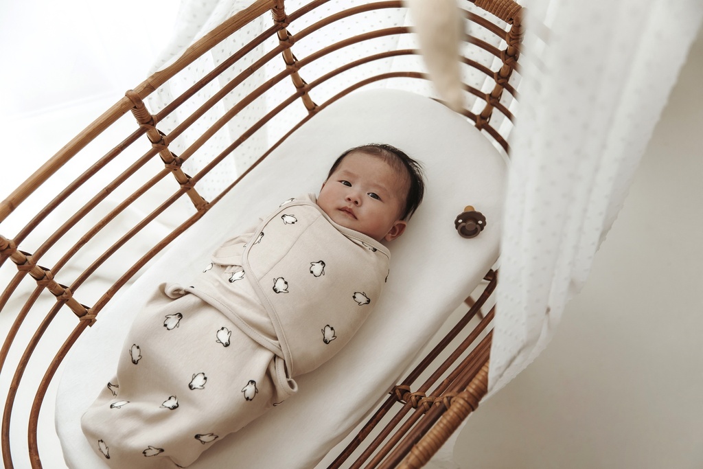 Meyco | Inbakeren Penguin Swaddle Soft Sand  0-3M